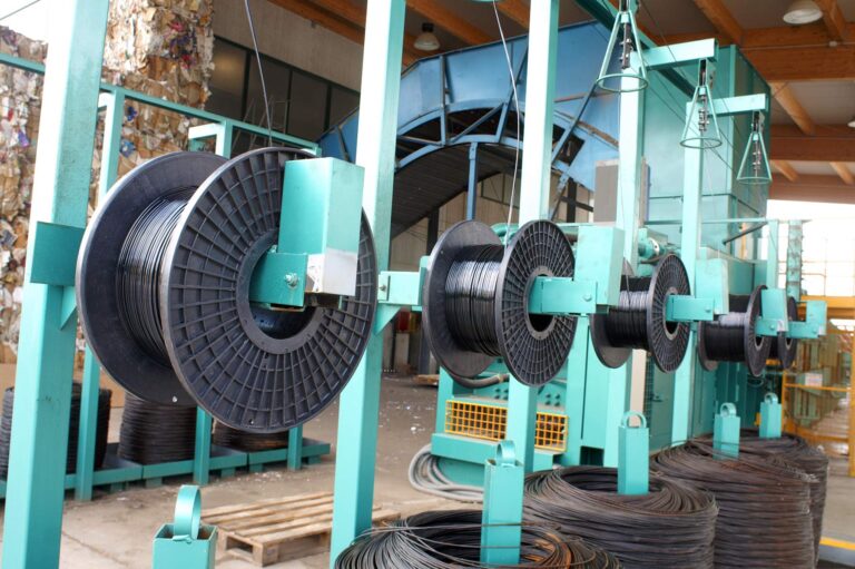 Spole di filo plastico in un impianto Macpresse per la legatura automatica delle balle RDF