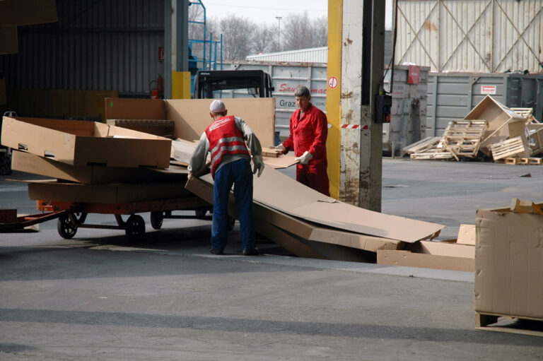 Oversized cardboard boxes for vehicle components handled at Magna Steyr (Graz) by Saubermacher with a Macpresse compaction system.
