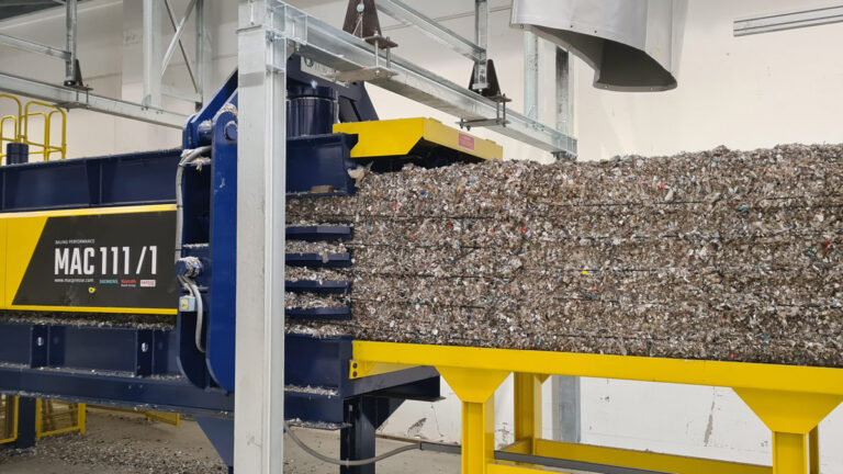 Pressa automatica Macpresse MAC111/1 in funzione con balle di CSR pronte per la logistica.